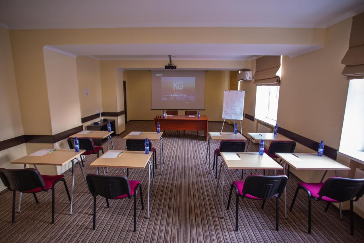 Optima Cherkasy Hotel Exterior photo